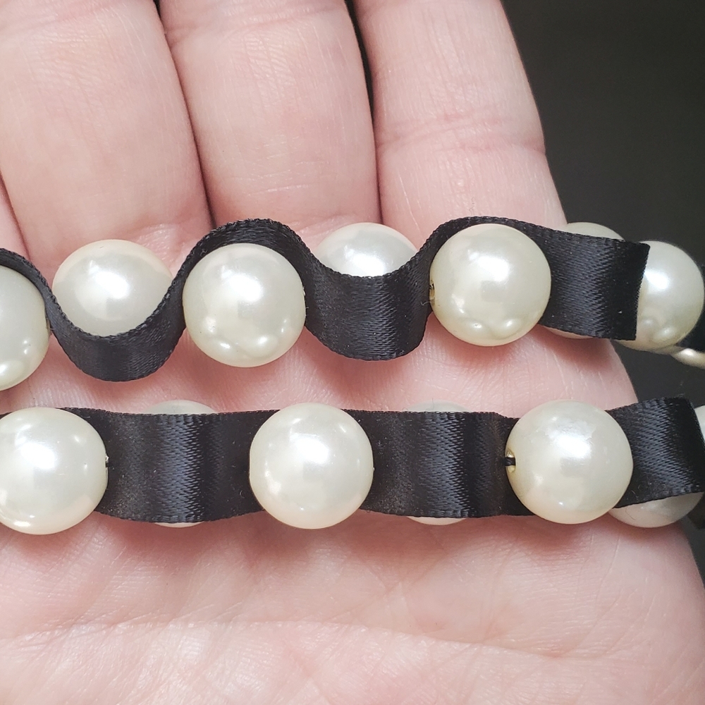 Pearlized ribbon necklace